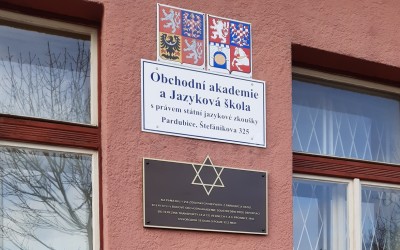Odhalení pamětní desky na budově Obchodní akademie Pardubice