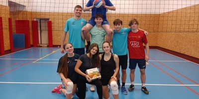 Vánoční volejbalový turnaj vyhrála třída 2. A
